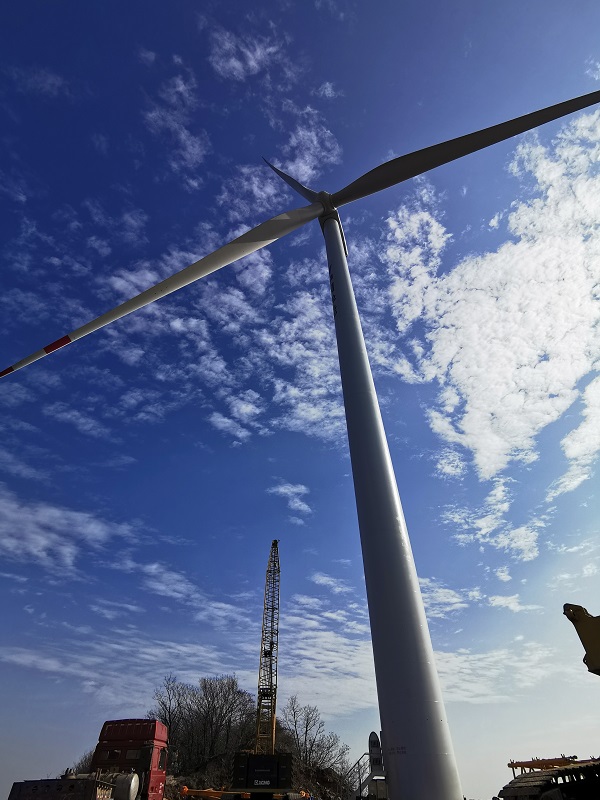 附件4、首台3MW风力发电机组吊装完成.jpg 附件4、首台3MW风力发电机组吊装完成.jpg