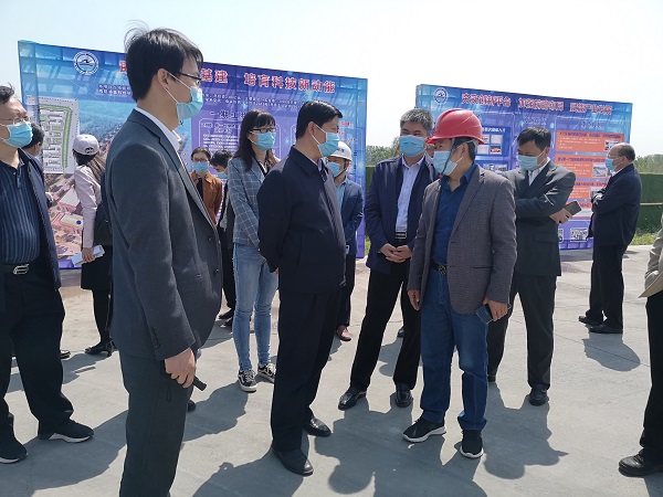 乐鱼线上平台(集团)官方网站副总经理闫龙广与史占勇副市长就工程创优详细交谈.jpg 乐鱼线上平台(集团)官方网站副总经理闫龙广与史占勇副市长就工程创优详细交谈.jpg