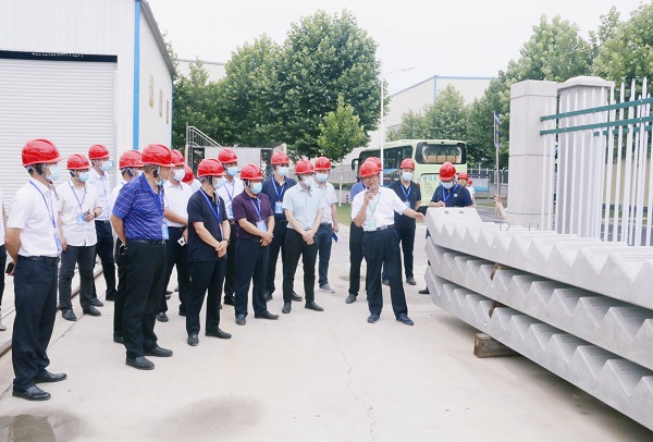 9与会领导观摩清水科技公司自主研发的预应力混凝土楼梯.jpg 9与会领导观摩清水科技公司自主研发的预应力混凝土楼梯.jpg