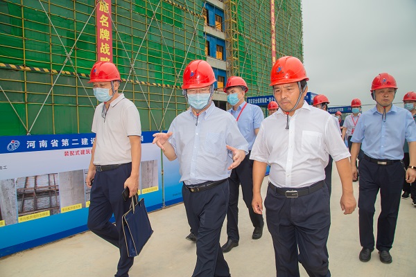 10与会领导观摩新乡职业技术学院项目.jpg 10与会领导观摩新乡职业技术学院项目.jpg