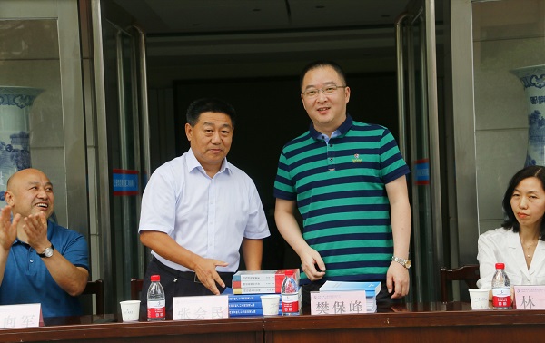 新乡市牧野区税务局党委书记、局长樊保峰向乐鱼线上平台(集团)官方网站党委书记张会民赠送税法知识书籍.jpg 新乡市牧野区税务局党委书记、局长樊保峰向乐鱼线上平台(集团)官方网站党委书记张会民赠送税法知识书籍.jpg