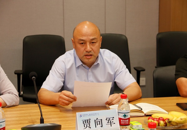 乐鱼线上平台(集团)官方网站党委副书记、工会主席贾向军宣读《关于变更2019年度劳动模范、岗位标兵奖励方式的决定》.jpg 乐鱼线上平台(集团)官方网站党委副书记、工会主席贾向军宣读《关于变更2019年度劳动模范、岗位标兵奖励方式的决定》.jpg