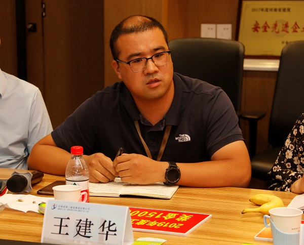 劳模、标兵代表围绕工作岗位及公司发展畅所欲言.jpg 劳模、标兵代表围绕工作岗位及公司发展畅所欲言.jpg