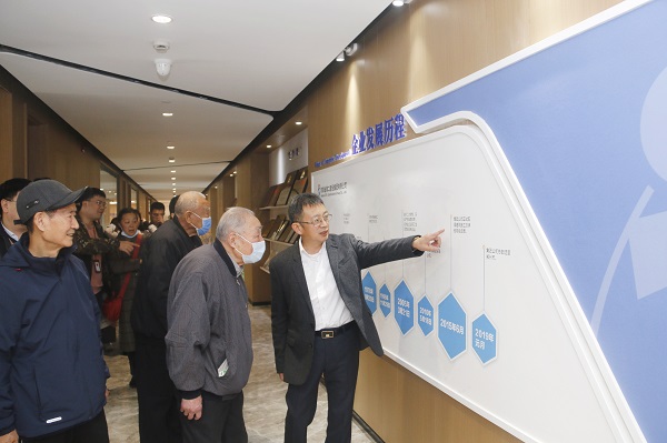 离退休老同志参观乐鱼线上平台(集团)官方网站总部.jpg