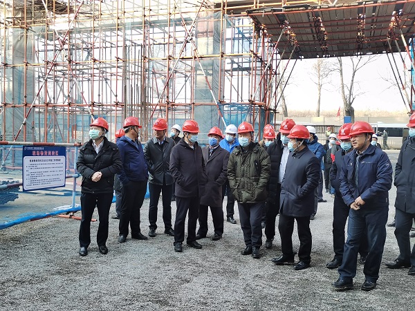 1、乐鱼线上平台(集团)官方网站领导与华能集团领导参观施工现场.jpg