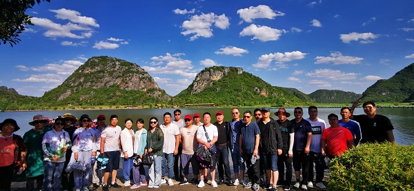 10.普者黑天鹅湖泼水大战后的全家福.jpg 10.普者黑天鹅湖泼水大战后的全家福.jpg