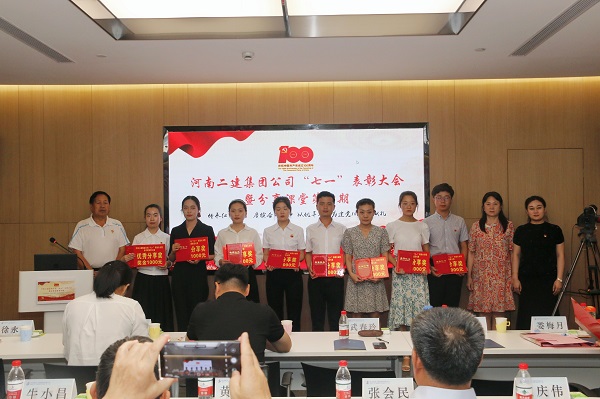 9、与会领导为“优秀分享奖”获得者颁奖.jpg 9、与会领导为“优秀分享奖”获得者颁奖.jpg