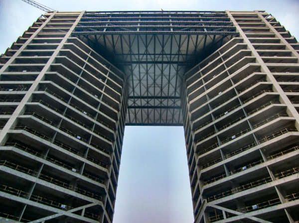 重约1440吨、跨度57m的双梯形钢桁架连廊,在69.05~90.65m高空一次精准对接成功3.png 重约1440吨、跨度57m的双梯形钢桁架连廊,在69.05~90.65m高空一次精准对接成功3.png