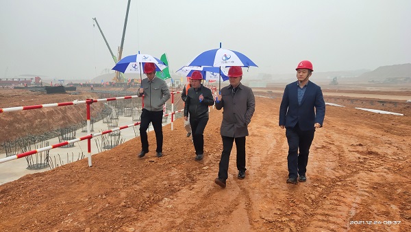 乐鱼线上平台(集团)官方网站董事、副总经理崔向军视察施工现场.jpg 乐鱼线上平台(集团)官方网站董事、副总经理崔向军视察施工现场.jpg