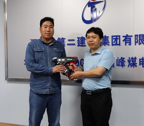 2、乐鱼线上平台(集团)官方网站科协秘书长苏群山向华能正宁项目部交接援赠设备.jpg