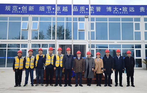 2.董事长带领各参建单位负责人到项目查看施工情况.jpg 2.董事长带领各参建单位负责人到项目查看施工情况.jpg