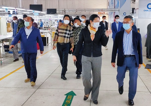 3董事长一行走访嘉麟杰时尚(私人)有限公司纺织工厂.jpg 3董事长一行走访嘉麟杰时尚(私人)有限公司纺织工厂.jpg