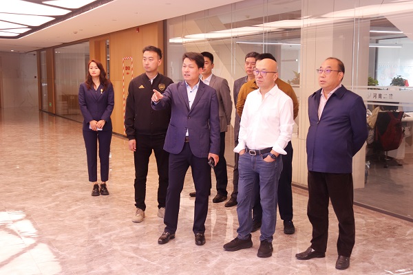 参观乐鱼线上平台(集团)官方网站19楼办公区.jpg 参观乐鱼线上平台(集团)官方网站19楼办公区.jpg