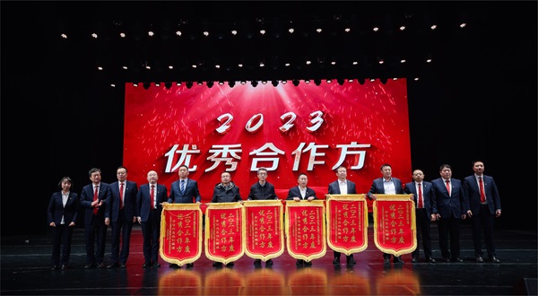 乐鱼线上平台(集团)官方网站总经理登台领奖 - 副本.jpg