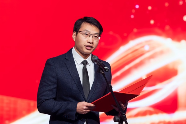 3在职员工代表袁玉军发言.jpg 3在职员工代表袁玉军发言.jpg