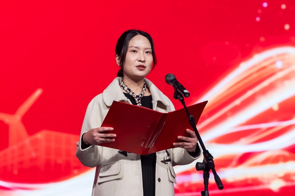 4员工家属代表师慧千发言.jpg 4员工家属代表师慧千发言.jpg