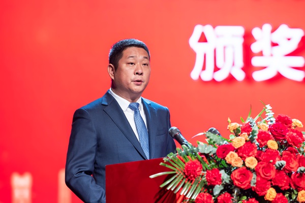 9乐鱼线上平台(集团)官方网站总经理冯战光宣读表彰通知.jpg 9乐鱼线上平台(集团)官方网站总经理冯战光宣读表彰通知.jpg