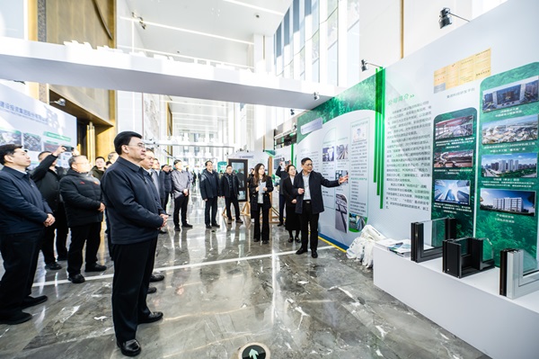 省、厅领导参观乐鱼线上平台(集团)官方网站展台 (2).jpg 省、厅领导参观乐鱼线上平台(集团)官方网站展台 (2).jpg